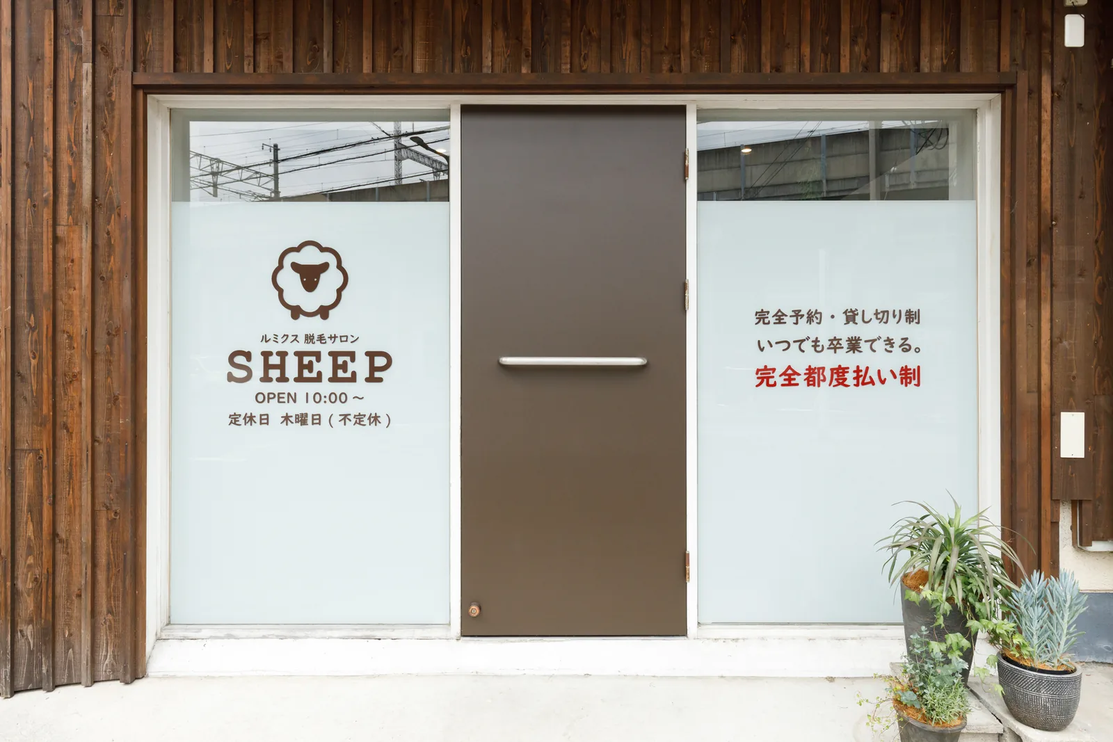 SHEEPのロゴが入ったガラス扉の店舗外観